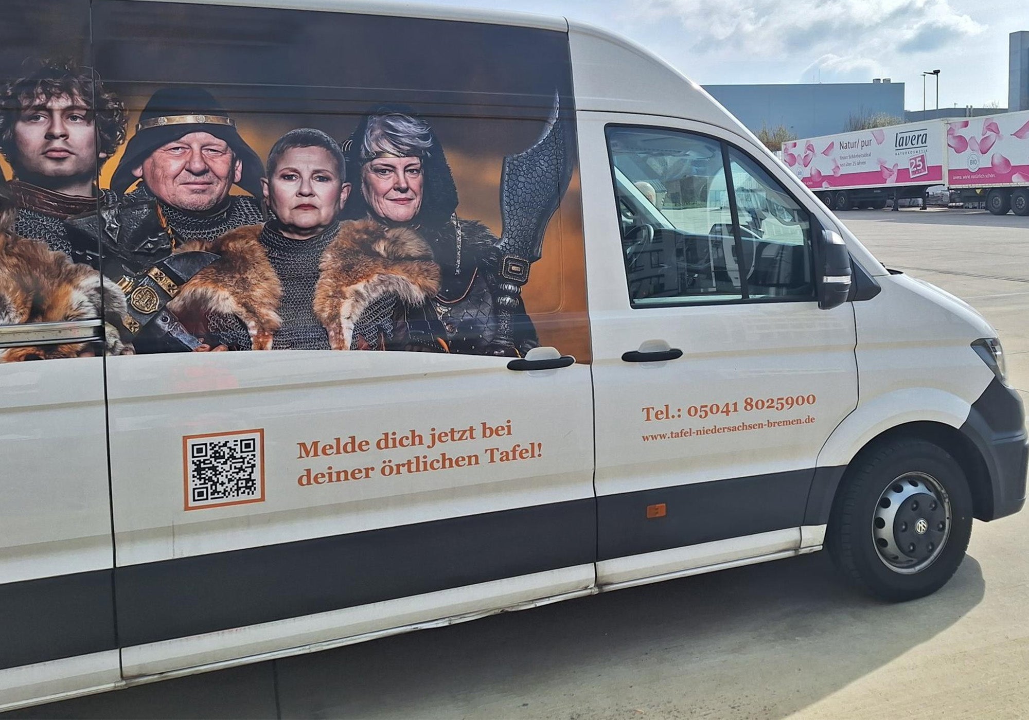 Mehr als Lebensmittel - lavera spendet 5.000 Duschprodukte an das Verteilzentrum der Tafeln in Springe - Wenn Körperpflege für Würde steht