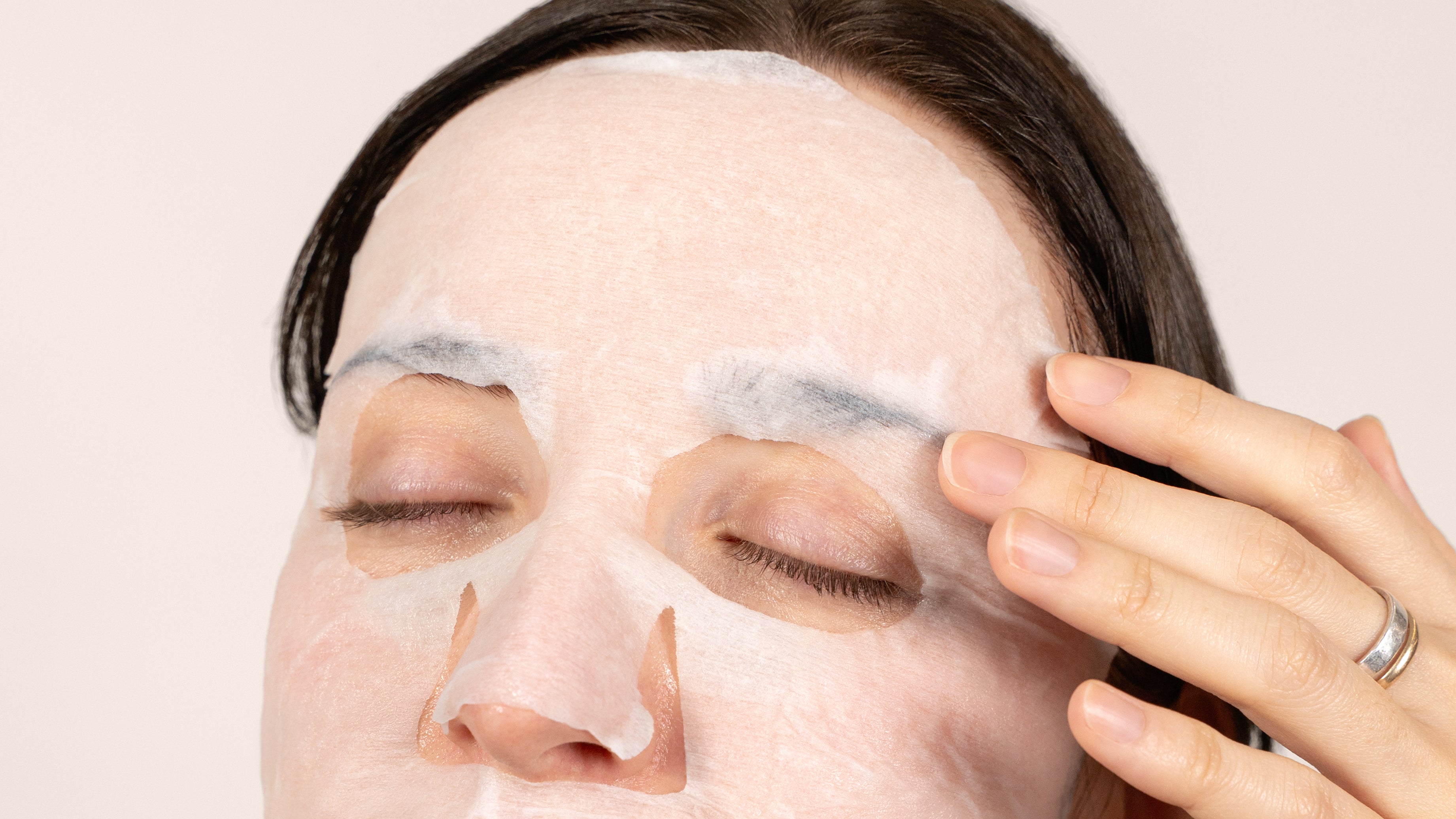 Primo piano della parte superiore del viso di una donna con maschera in tessuto