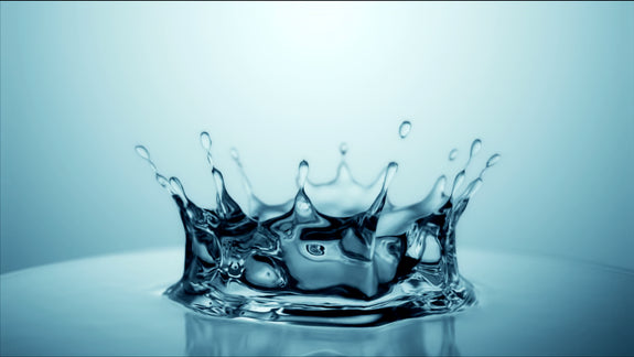 Corona d'acqua all'impatto di una goccia in primo piano