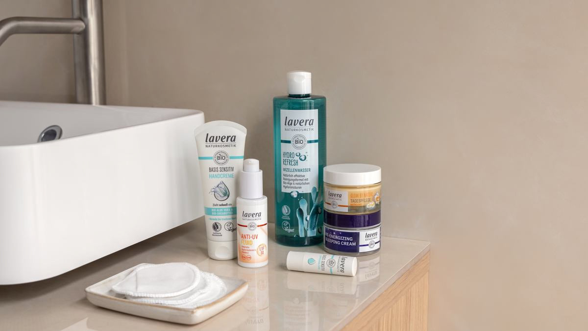 Prodotti cosmetici in bagno con indicazione PAO visibile
