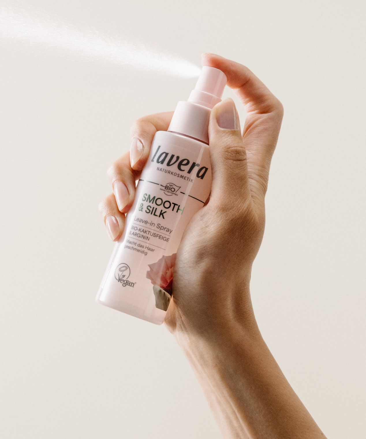 lavera Spray Leave-In Smooth & Silk durante l'applicazione