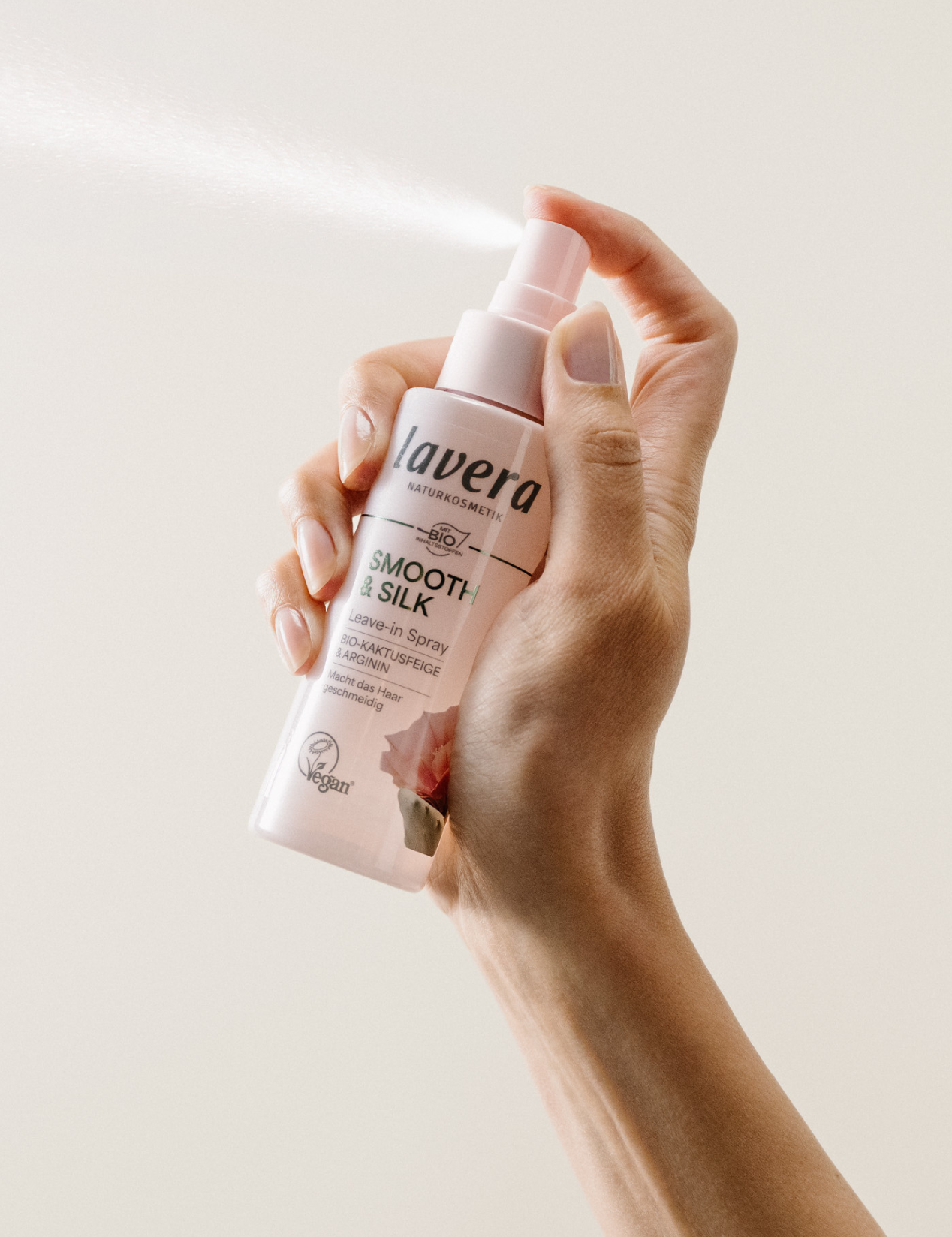 lavera Leave In Spray Smooth & Silk in der Anwendung