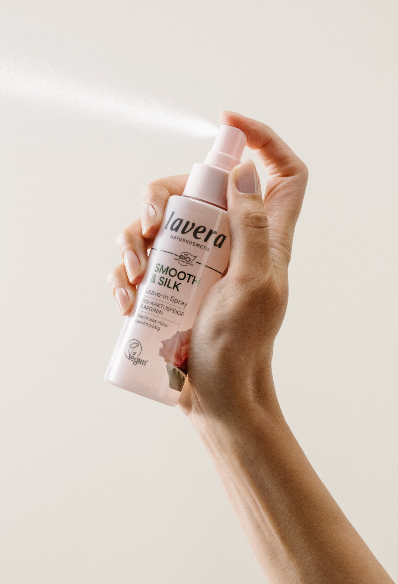 lavera Spray Leave-In Smooth & Silk durante l'applicazione