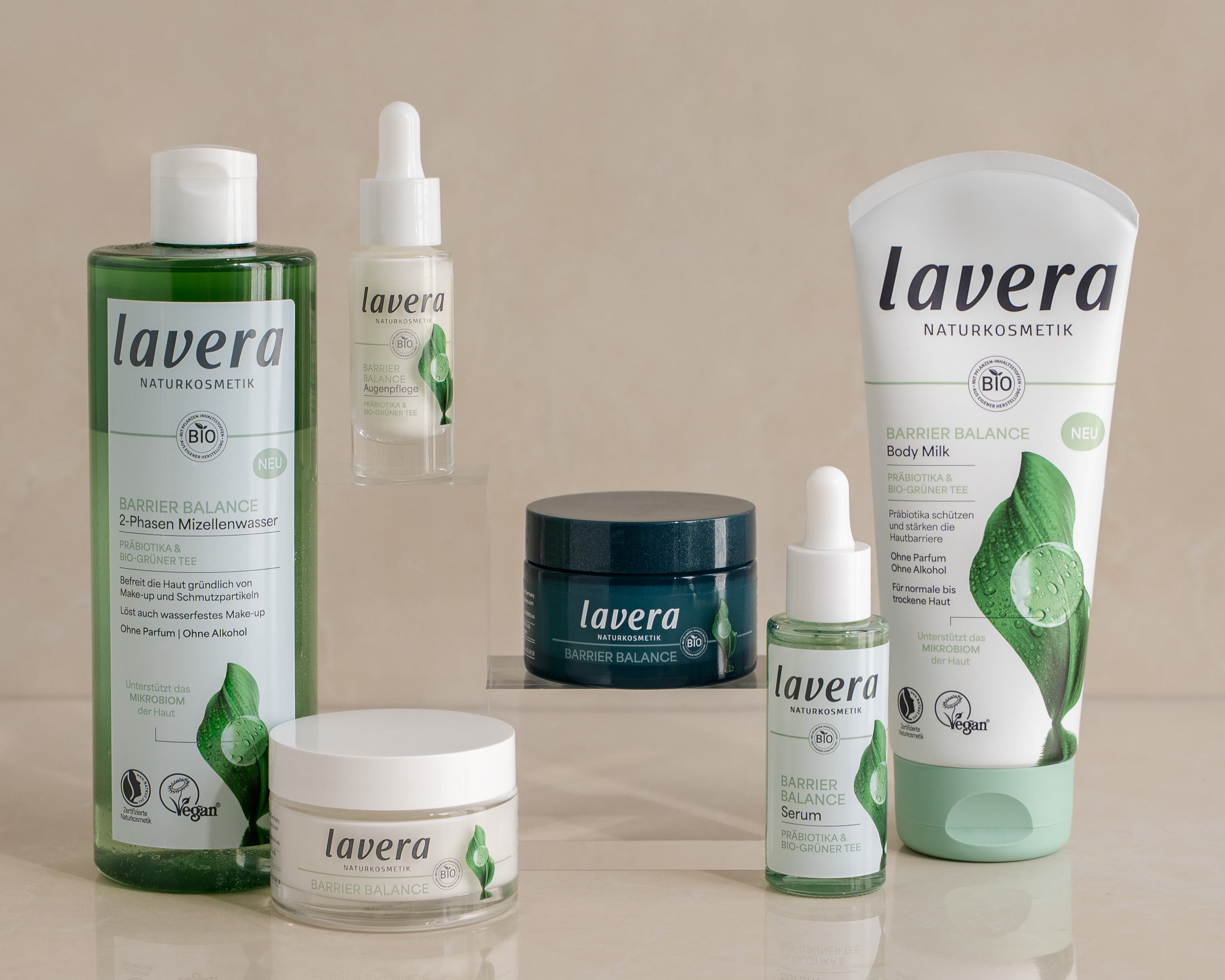Sei prodotti lavera Naturkosmetik Barrier Balance, tra cui acqua micellare bifasica, cura occhi, crema, siero, body milk e una crema viso, disposti affiancati su base chiara
