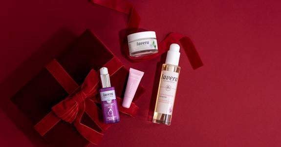 lavera prodotti di trattamento con scatola regalo rossa su sfondo rosso scuro