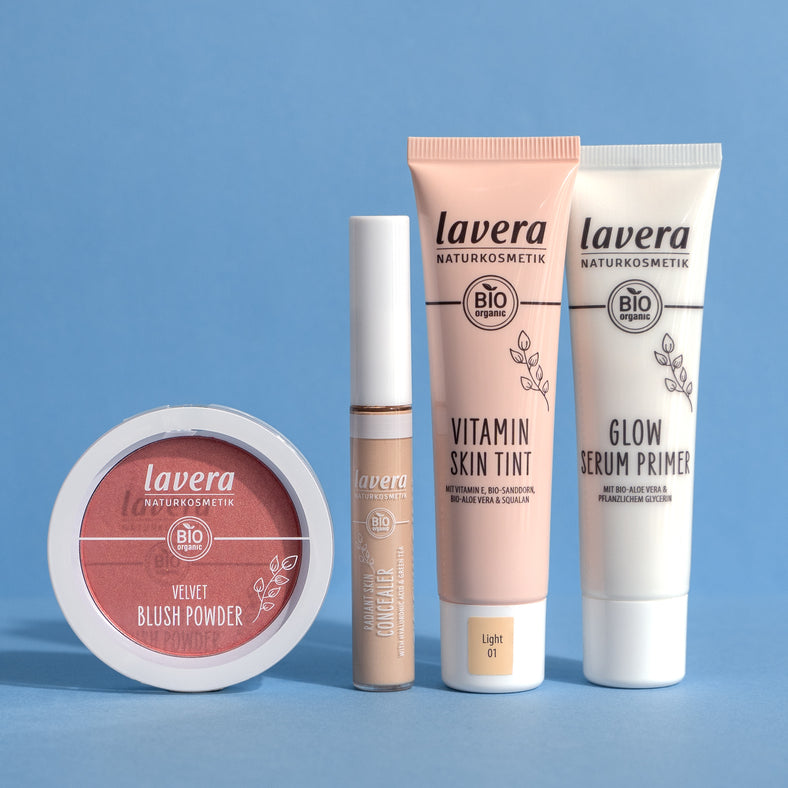 lavera Prodotti per il viso: Blush, Concealer, Skin Tint e Glow Primer su sfondo blu