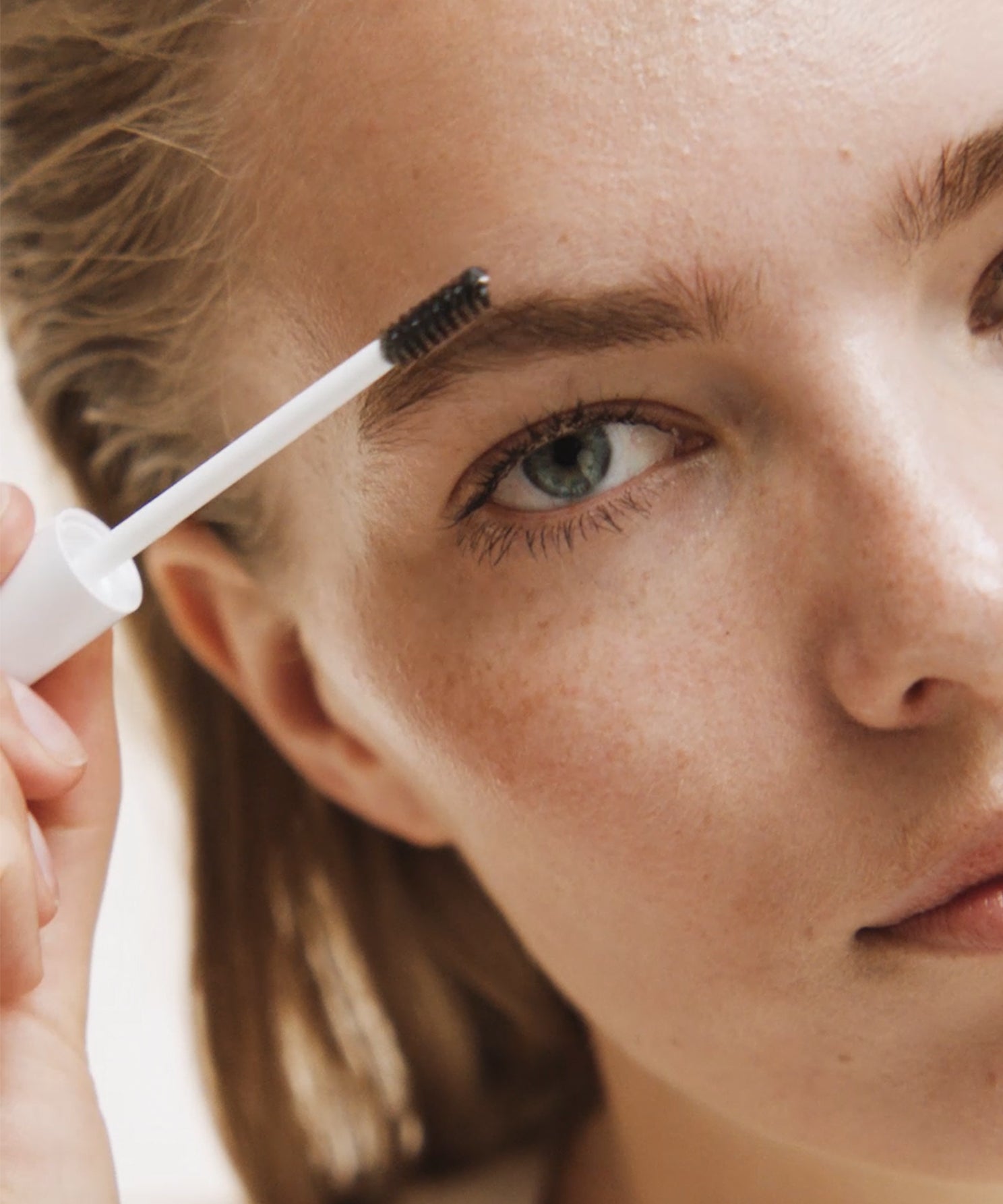 lavera Brow Control -Transparent 01- durante l'applicazione