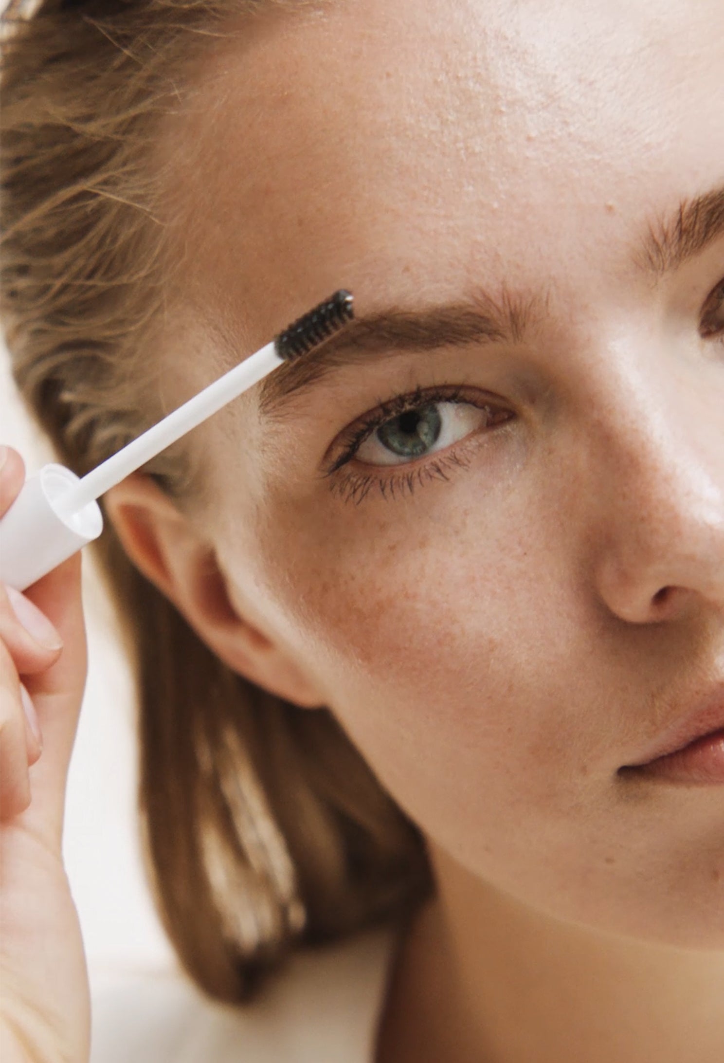 lavera Brow Control -Transparent 01- in der Anwendung
