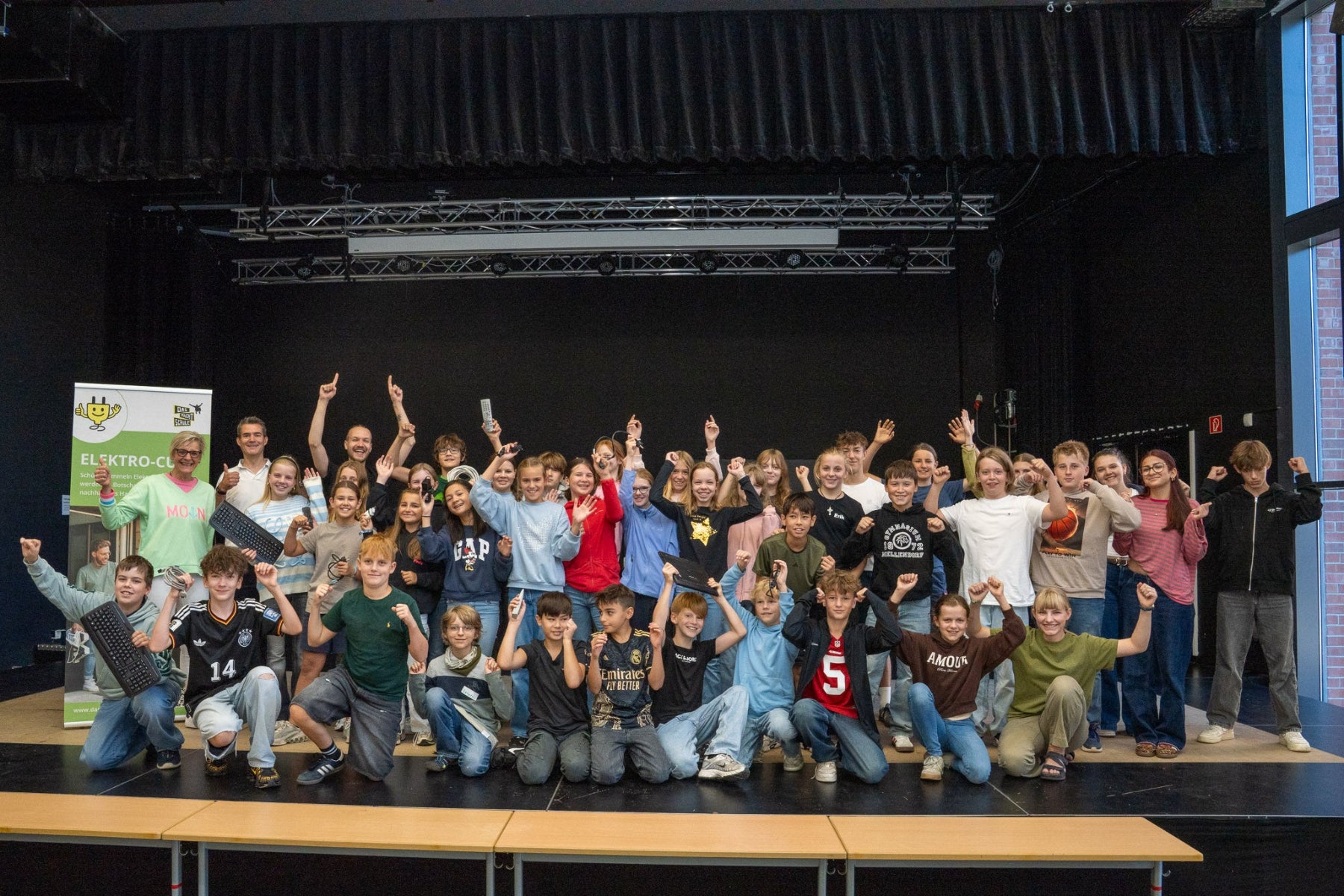 Una classe scolastica è su un palco