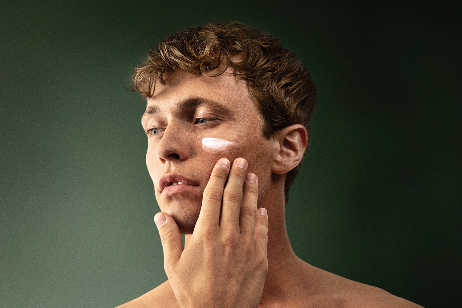 lavera Men sensitive Crema Idratante durante l'applicazione