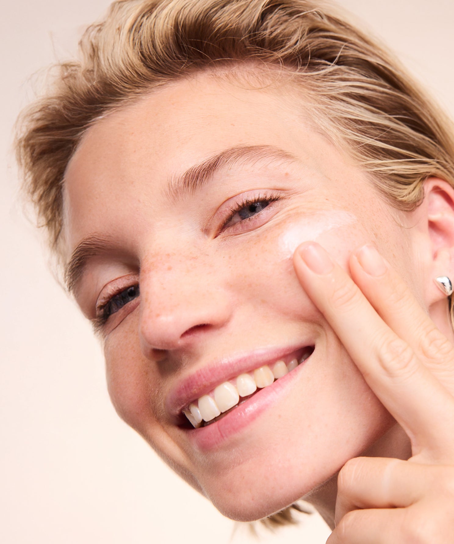 lavera basis sensitive Crema da notte antirughe Q10 durante l'applicazione