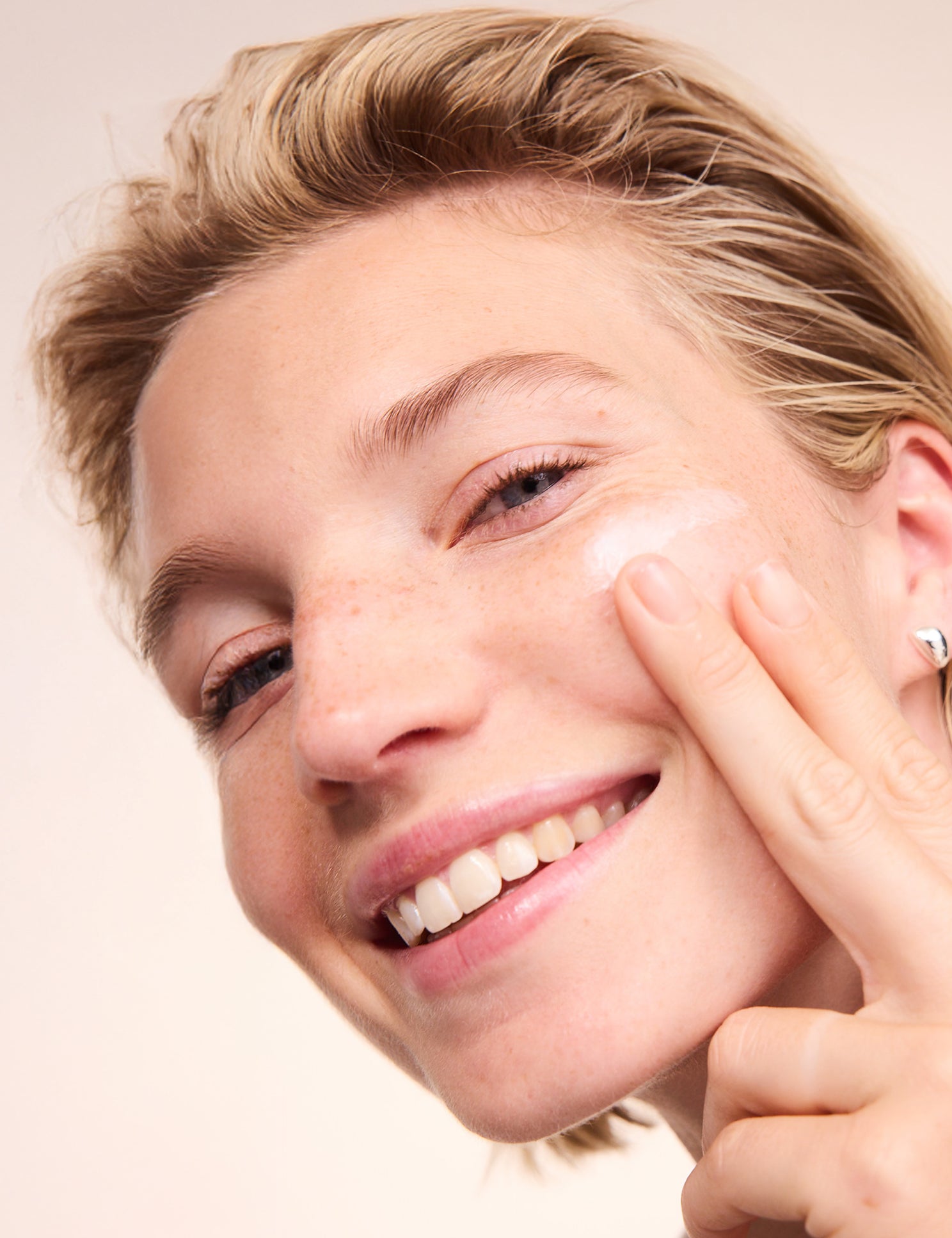 lavera basis sensitive Crema da notte antirughe Q10 durante l'applicazione