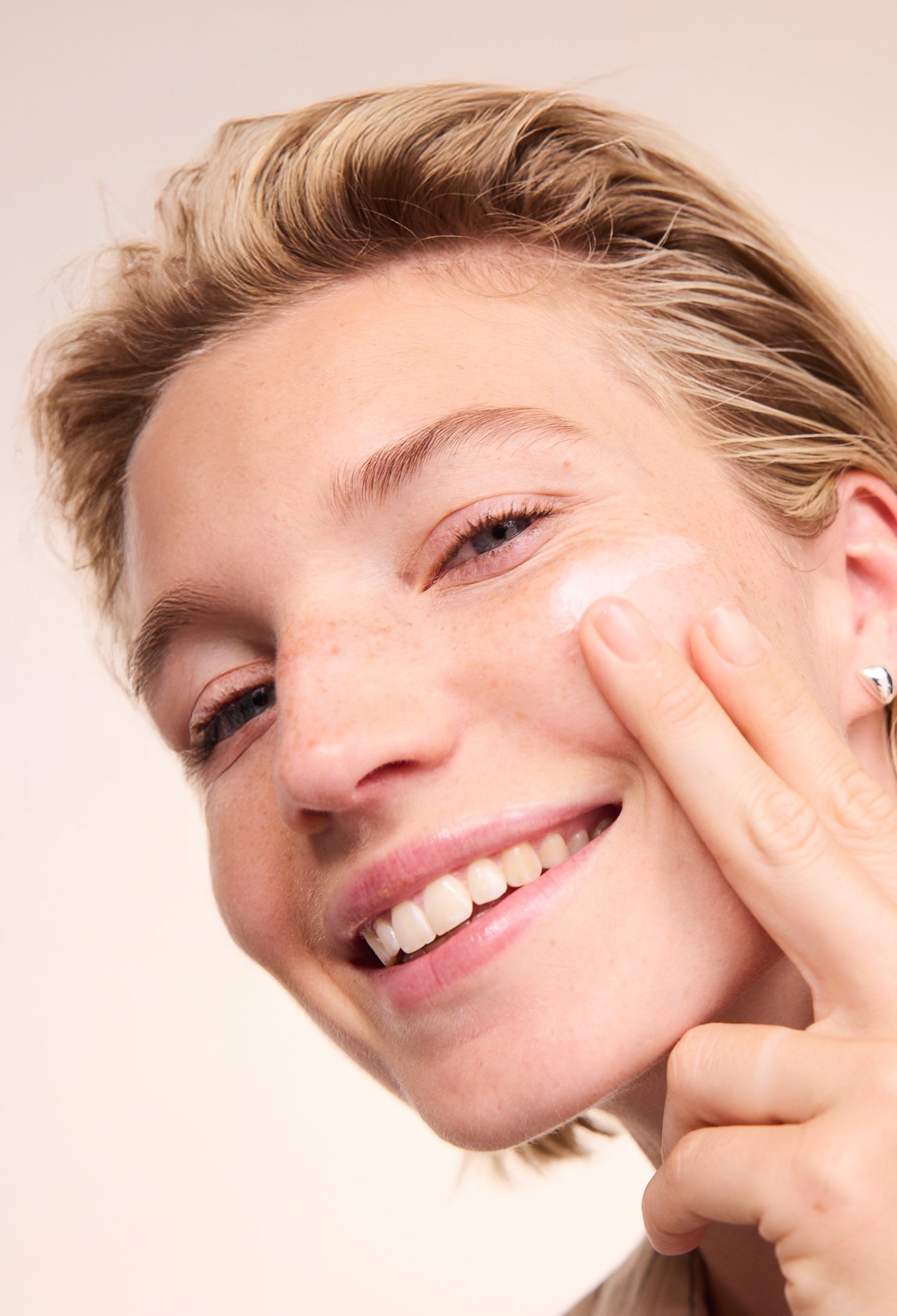 lavera basis sensitive Crema da notte antirughe Q10 durante l'applicazione