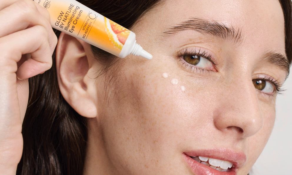 Frau trägt Glow by Nature Augencreme unter dem Auge auf, Nahaufnahme