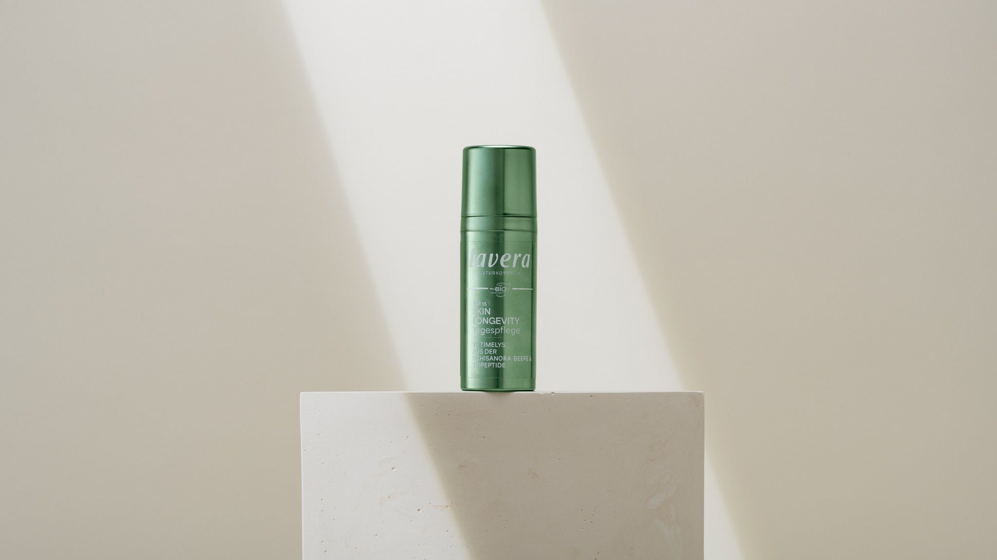 Skin Longevity crema giorno su piedistallo
