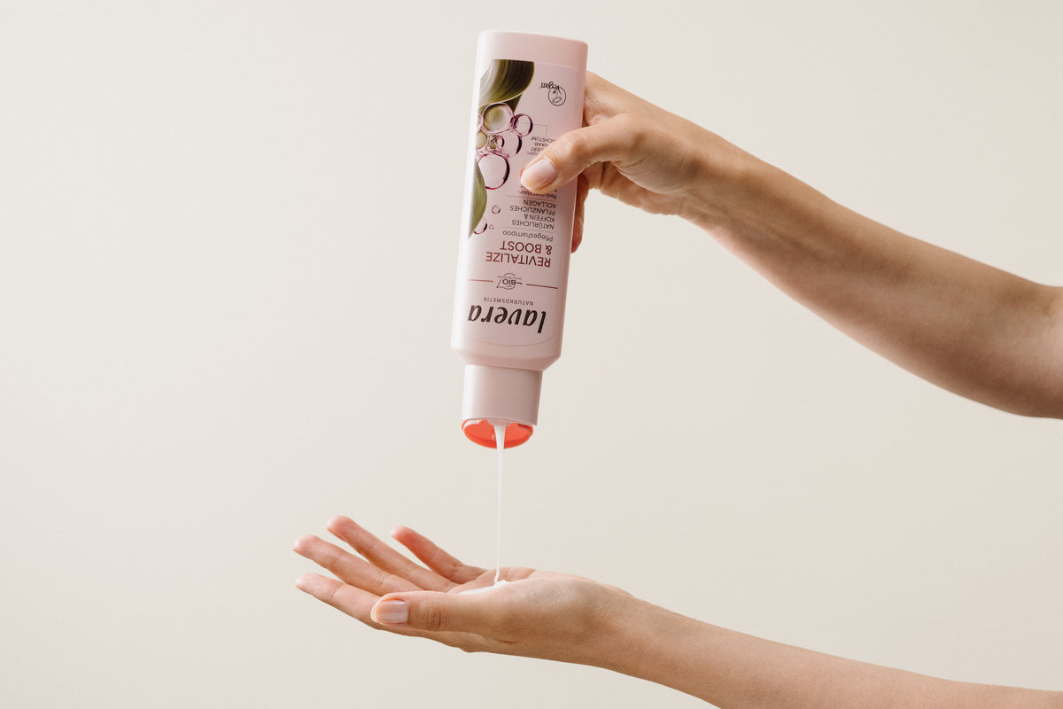 Shampoo wird in Handfläche gegeben