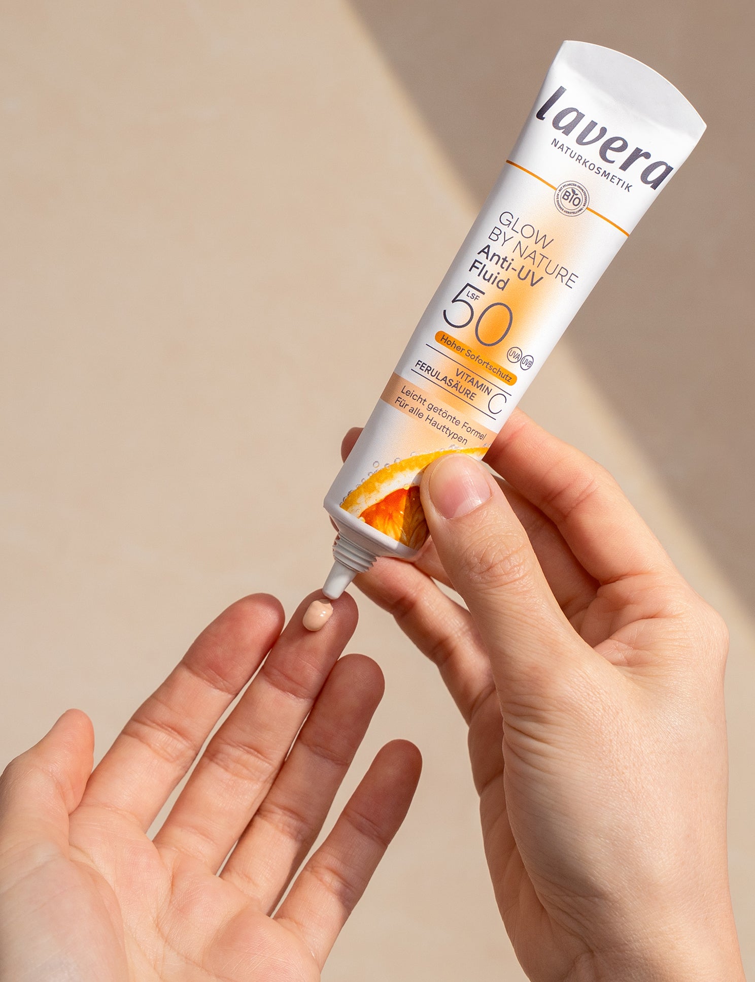 lavera Glow by Nature Fluido Anti-UV SPF 50 durante l'applicazione
