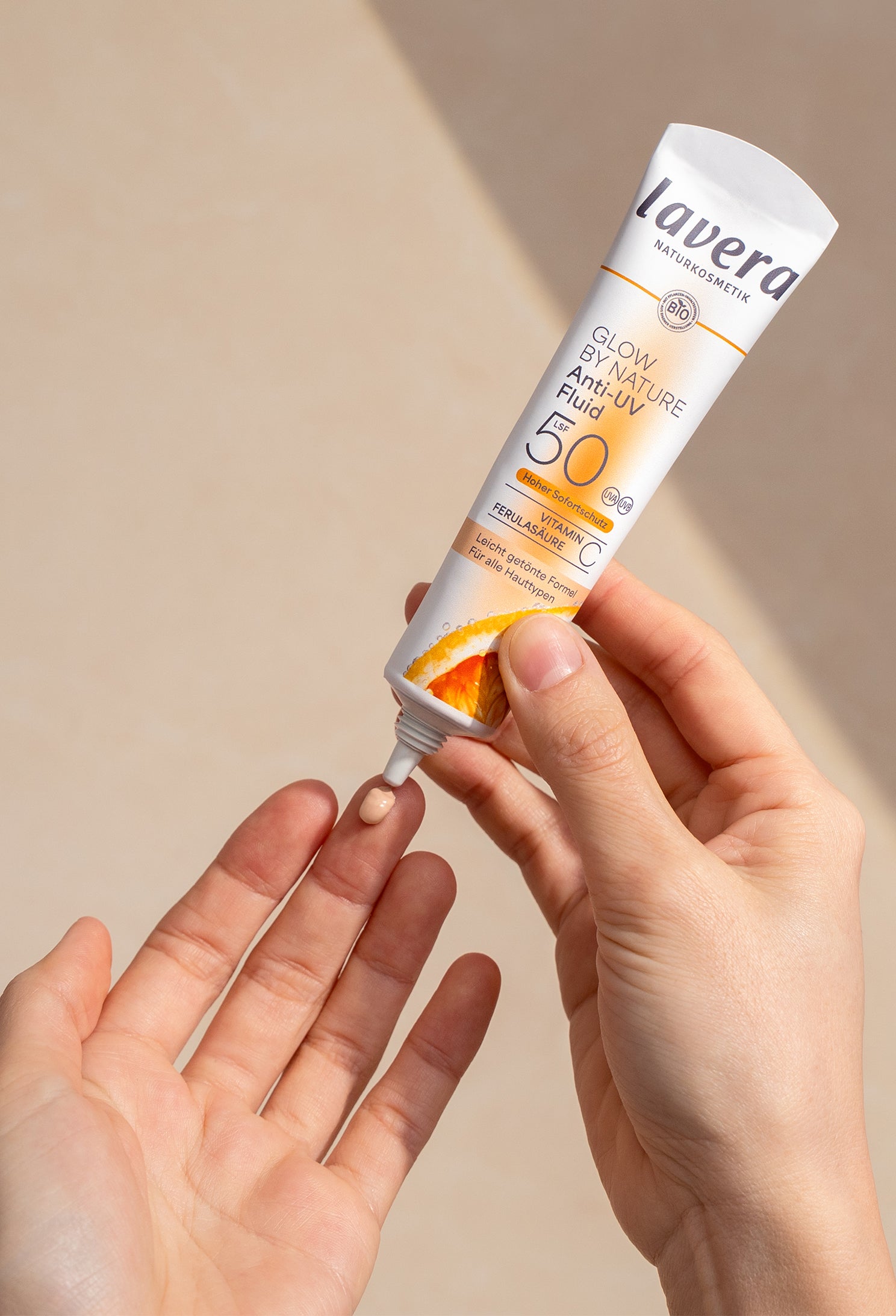 lavera Glow by Nature Fluido Anti-UV SPF 50 durante l'applicazione