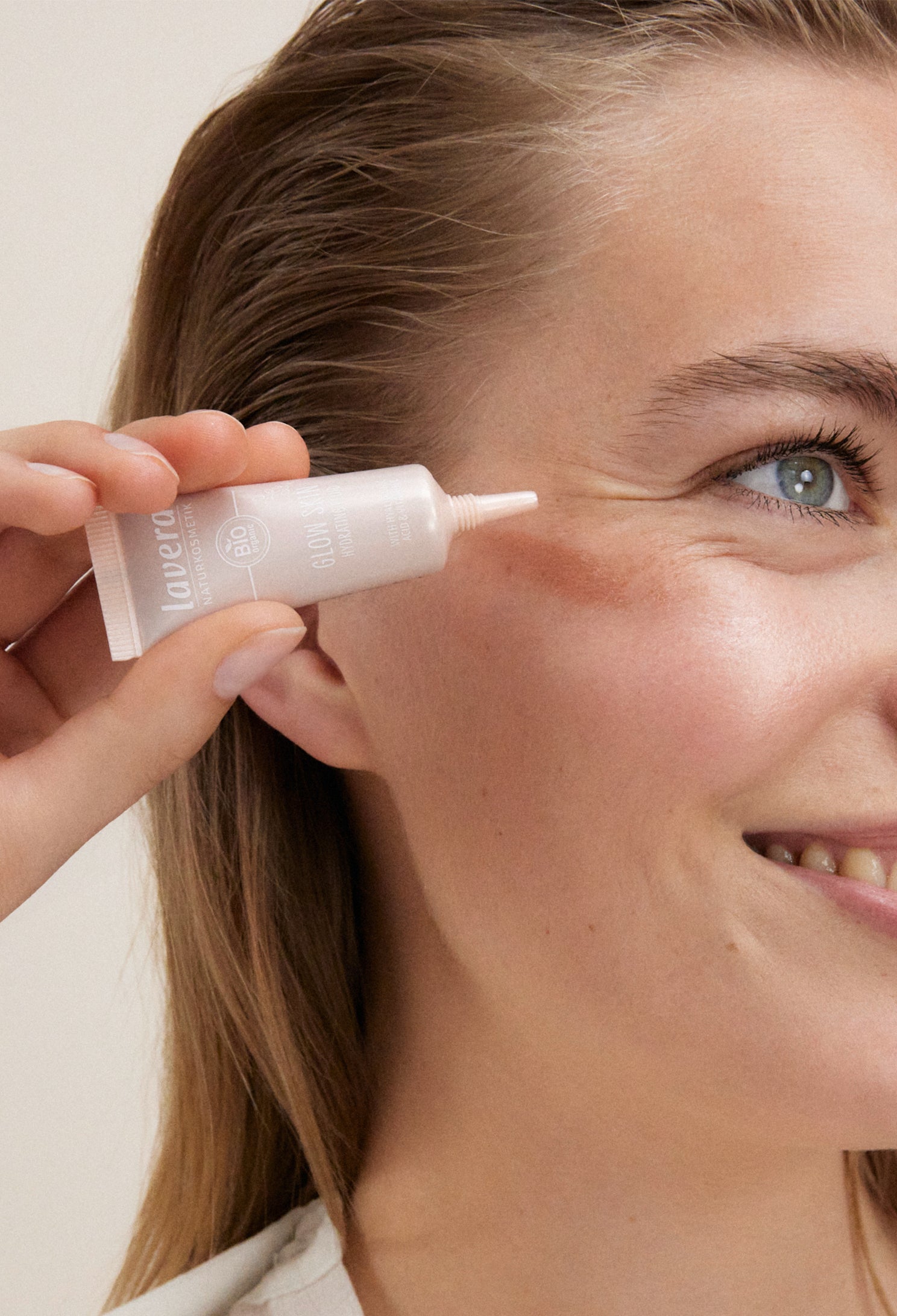 lavera Glow Skin Hydrating Fluid durante l'applicazione