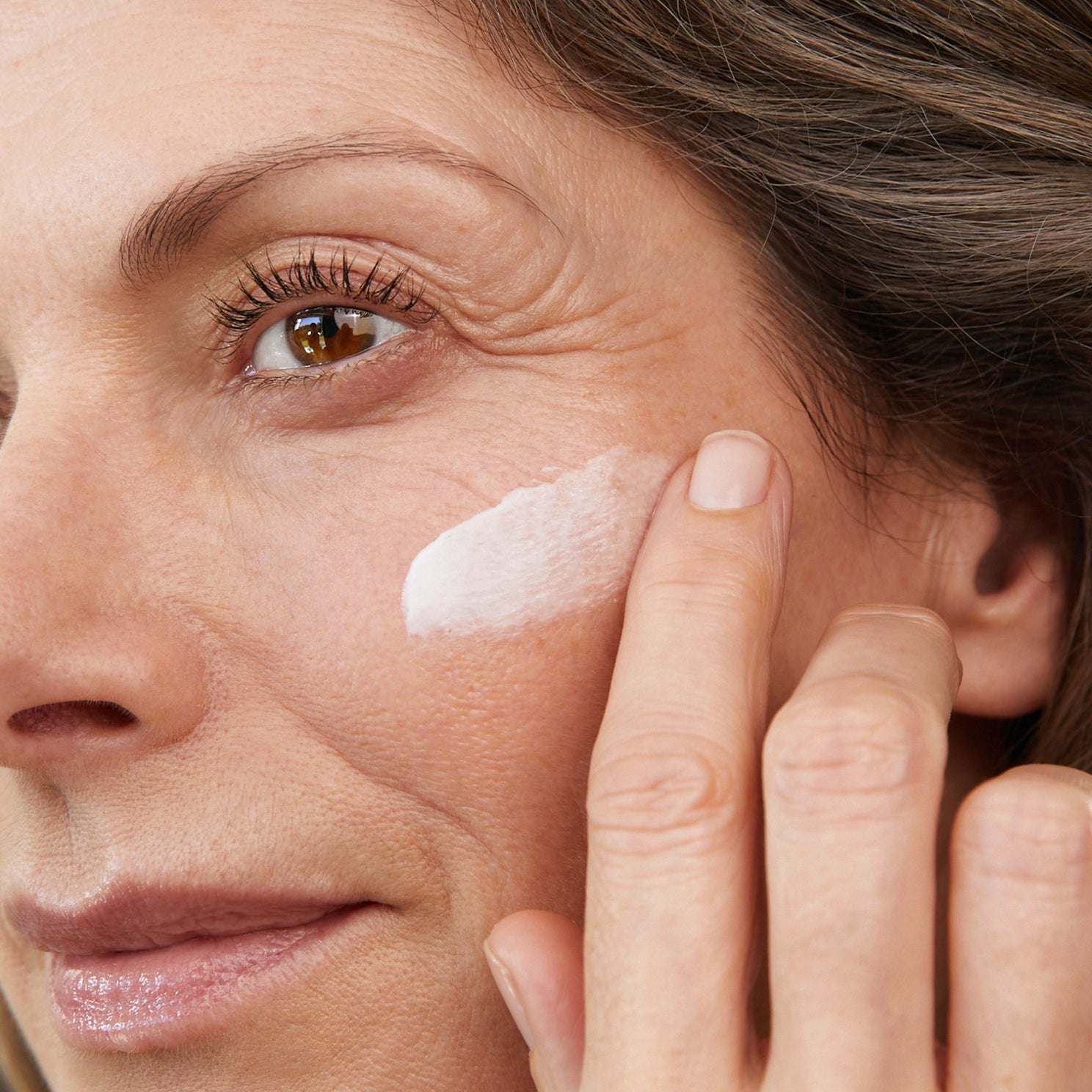 lavera MY AGE crema giorno rassodante in applicazione