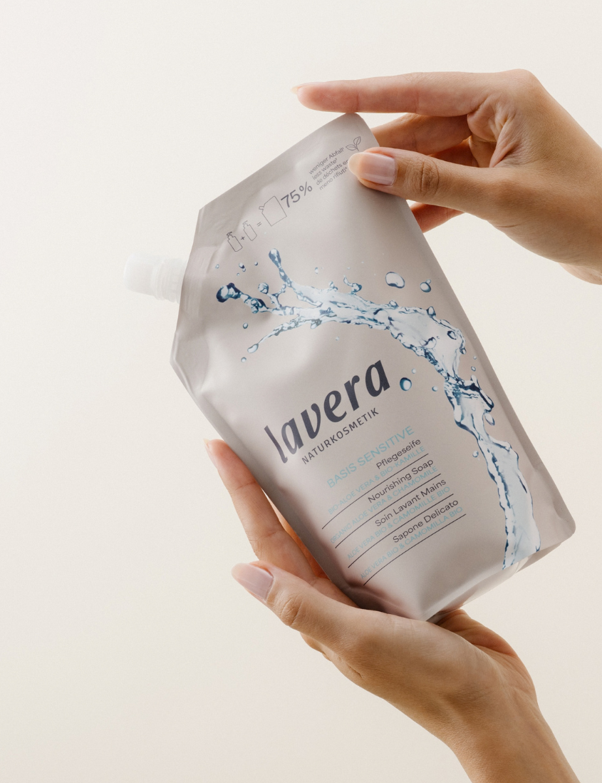 lavera Busta ricarica di sapone liquido delicato basis sensitive durante l'applicazione