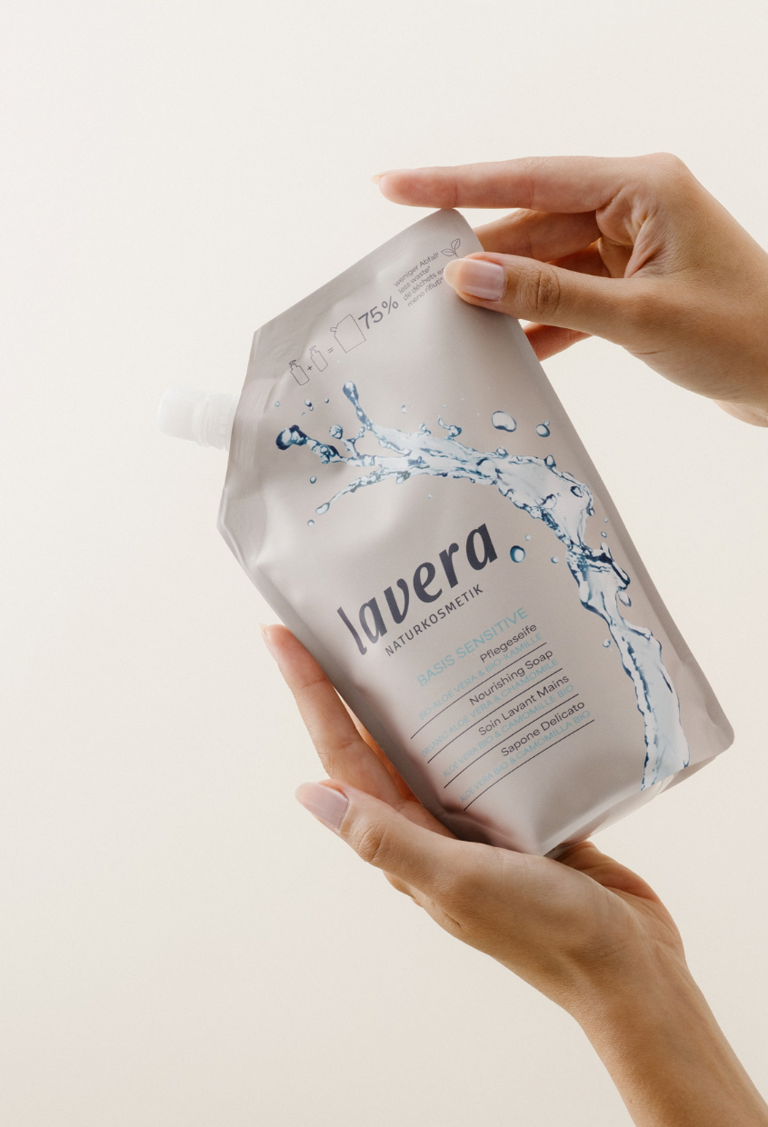 lavera Busta ricarica di sapone liquido delicato basis sensitive durante l'applicazione