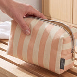 lavera Pochette cosmetica – Sunset Stripes durante l'applicazione