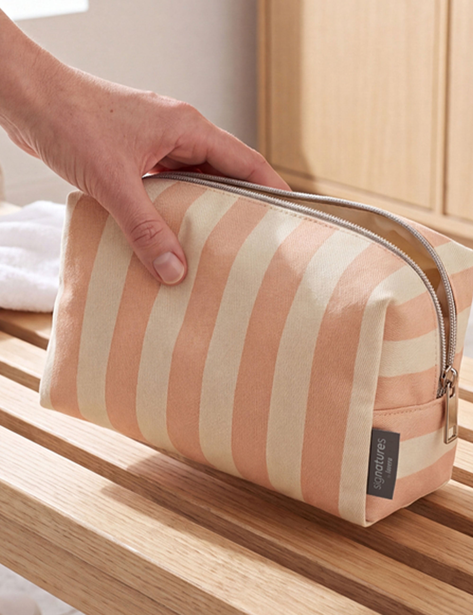 lavera Pochette cosmetica – Sunset Stripes durante l'applicazione