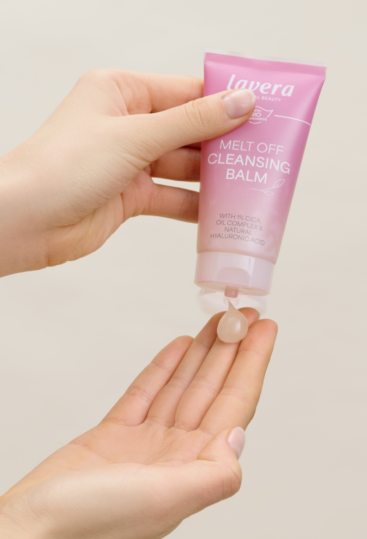 lavera Melt Off Cleansing Balm in der Anwendung