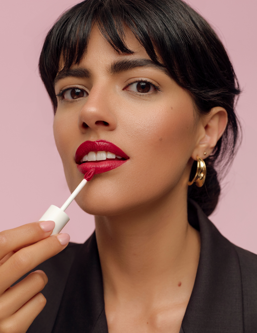 lavera Pure Satin Liquid Lipstick -Poppy Red 01- durante l'applicazione