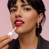 lavera Pure Satin Liquid Lipstick -Poppy Red 01- durante l'applicazione
