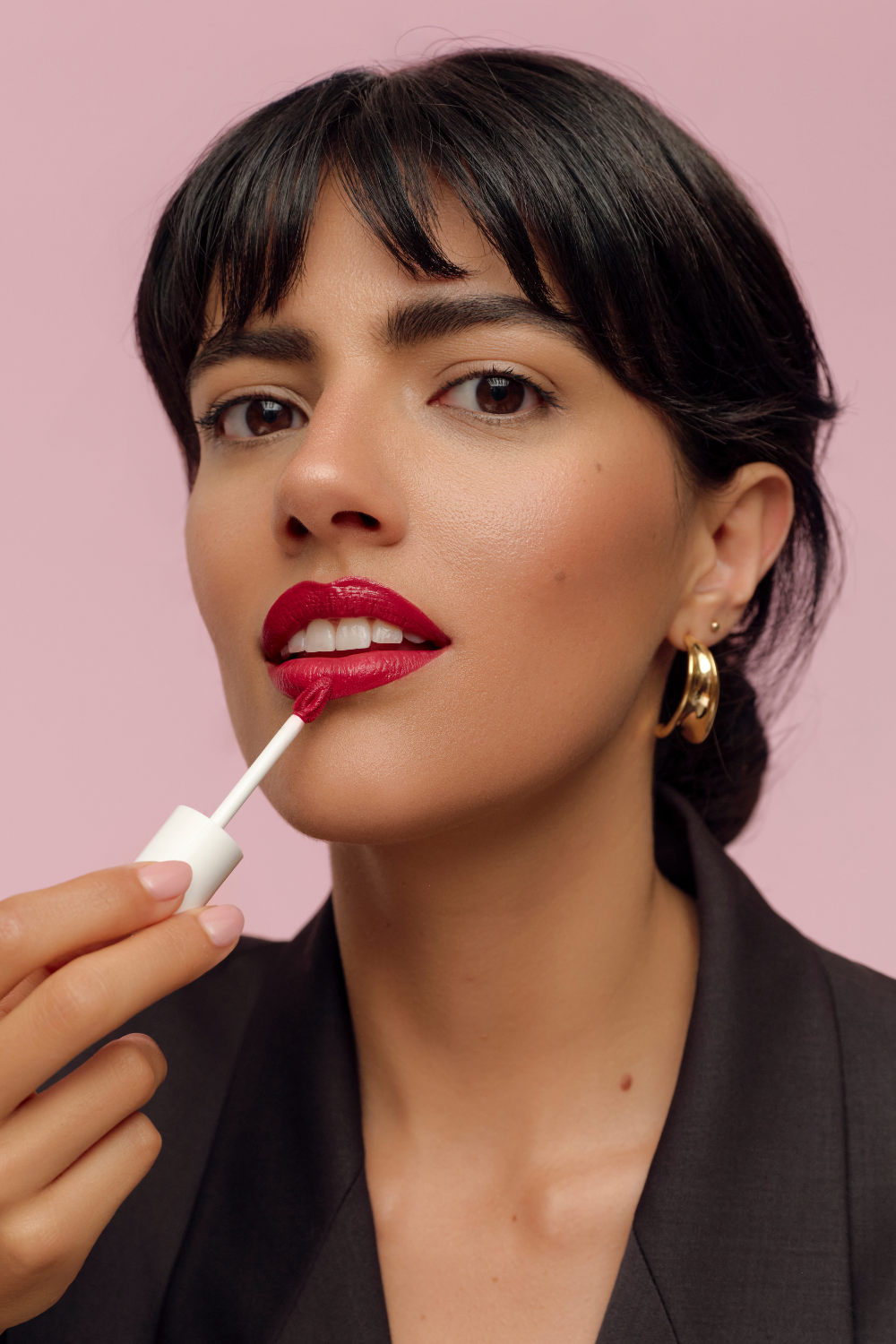 lavera Pure Satin Liquid Lipstick -Poppy Red 01- durante l'applicazione