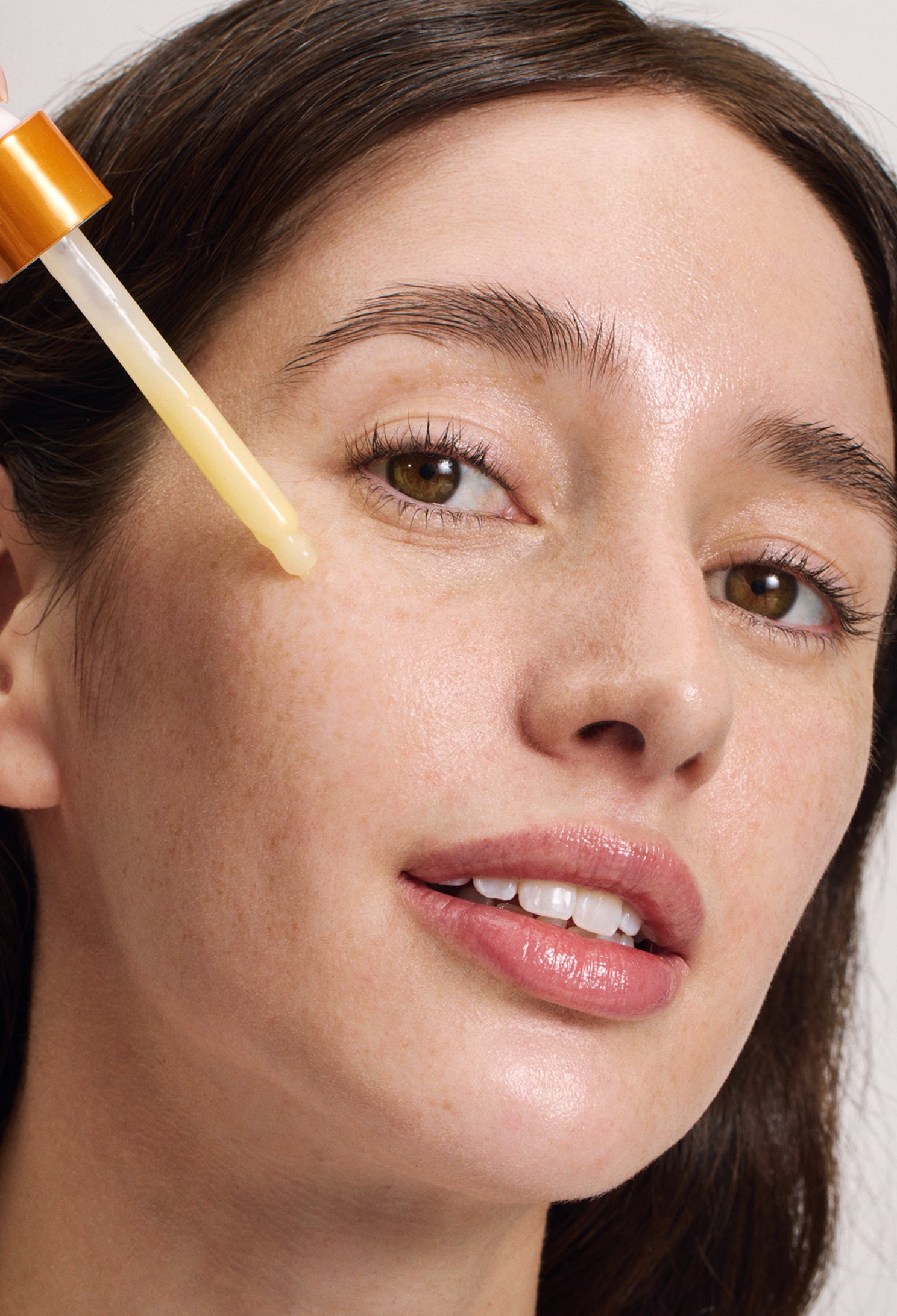 lavera Glow By Nature Siero Booster Vitamina C durante l'applicazione