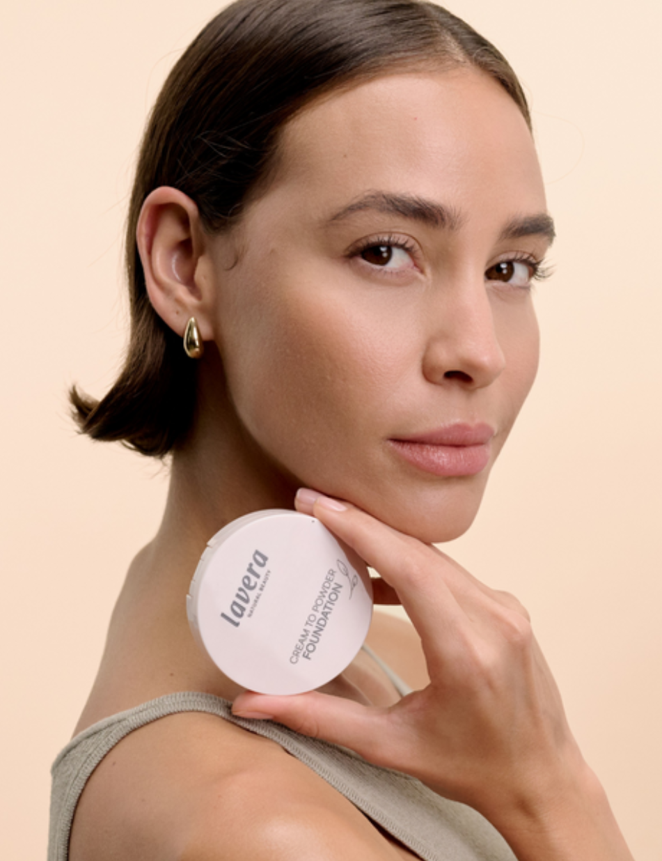 lavera Cream to Powder Foundation -Medium Tanned 1.8- in der Anwendung