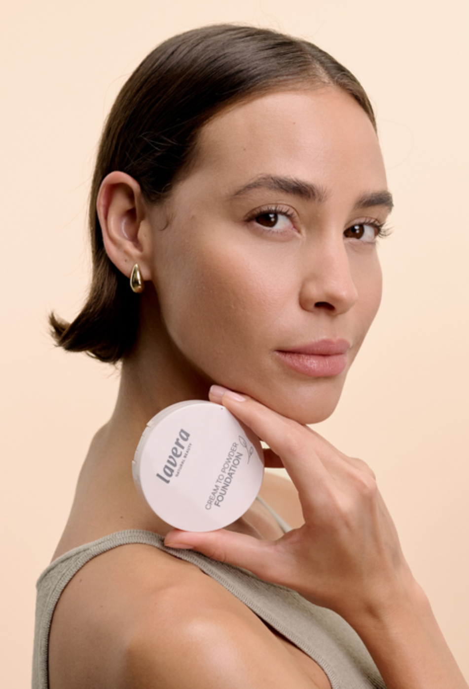 lavera Cream to Powder Foundation -Medium Tanned 1.8- durante l'applicazione