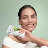 lavera Pure Beauty 3in1 Detergente Peeling Maschera durante l'applicazione