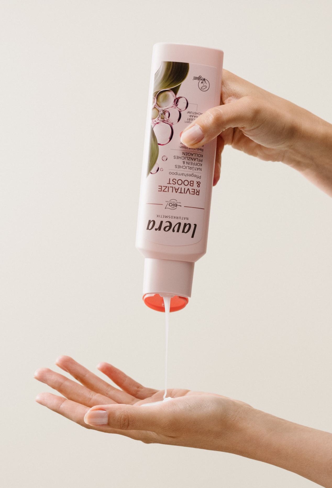 lavera Shampoo Revitalize & Boost durante l'applicazione