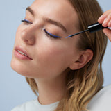 lavera Liquid Elements Eyeliner -Ocean Blue 02- durante l'applicazione