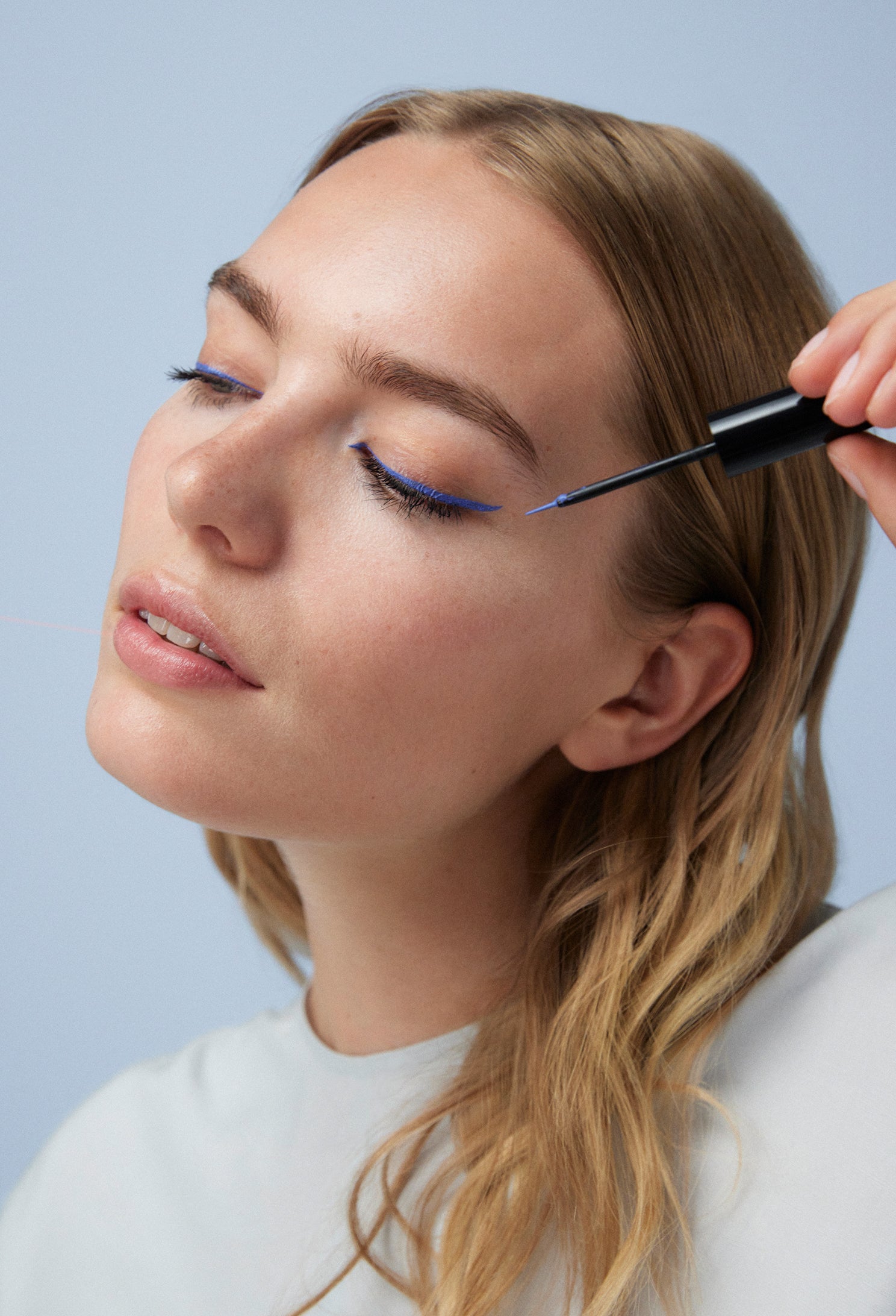 lavera Liquid Elements Eyeliner -Ocean Blue 02- durante l'applicazione