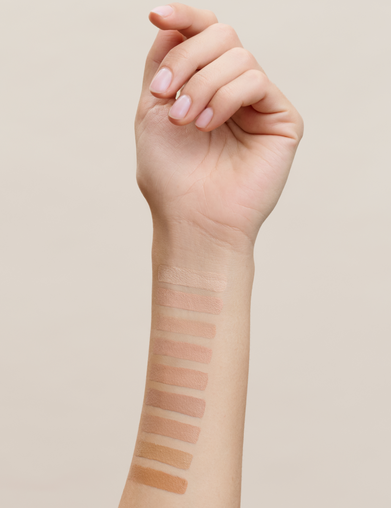 lavera Hyaluron Liquid Foundation -Warm Caramel 08- in der Anwendung
