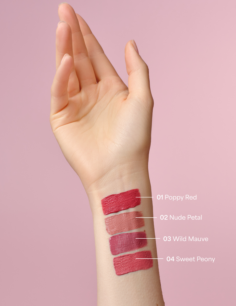 lavera Pure Satin Liquid Lipstick -Nude Petal 02- durante l'applicazione