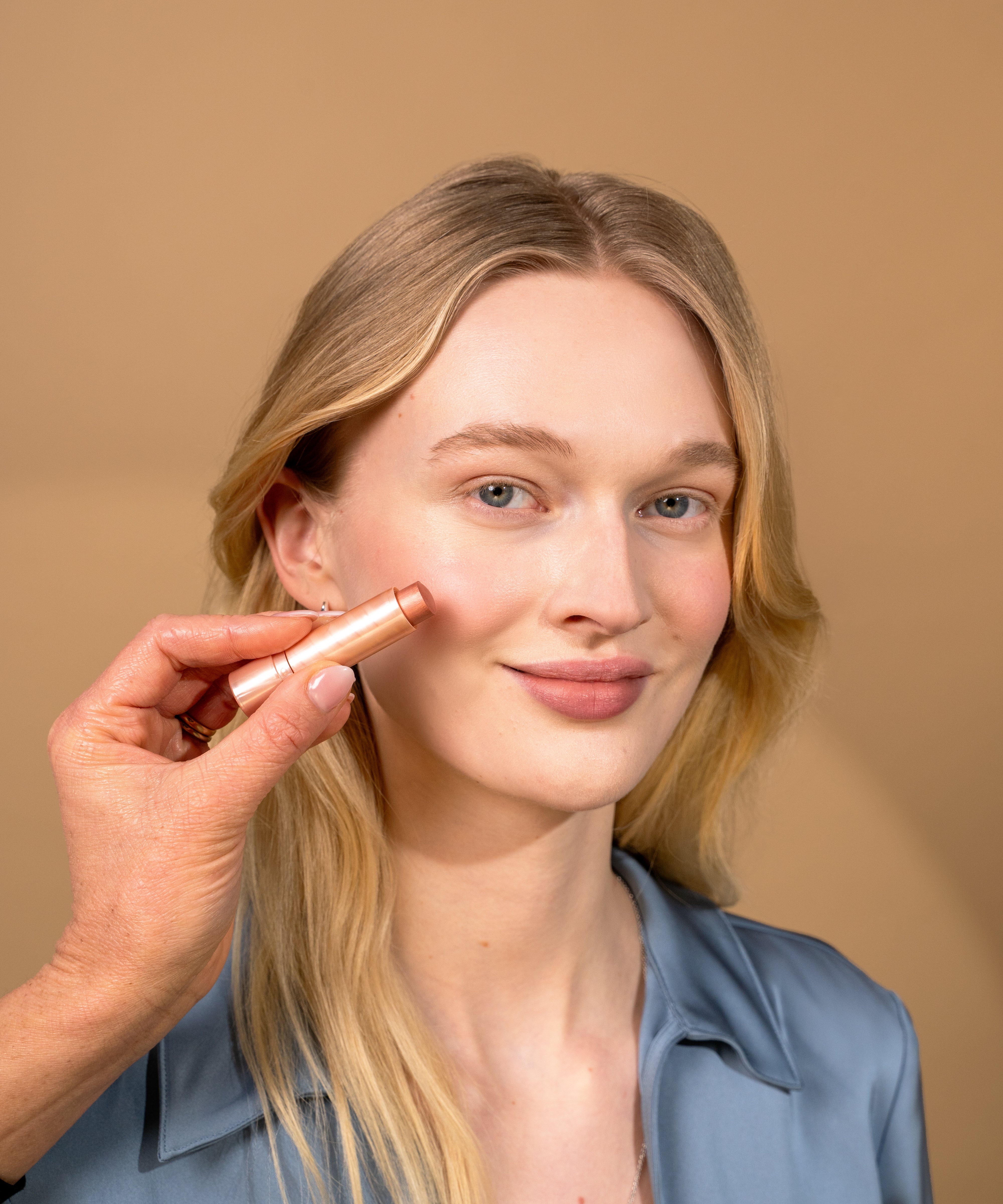 lavera Multi Balm -Sundown Gold 03- durante l'applicazione