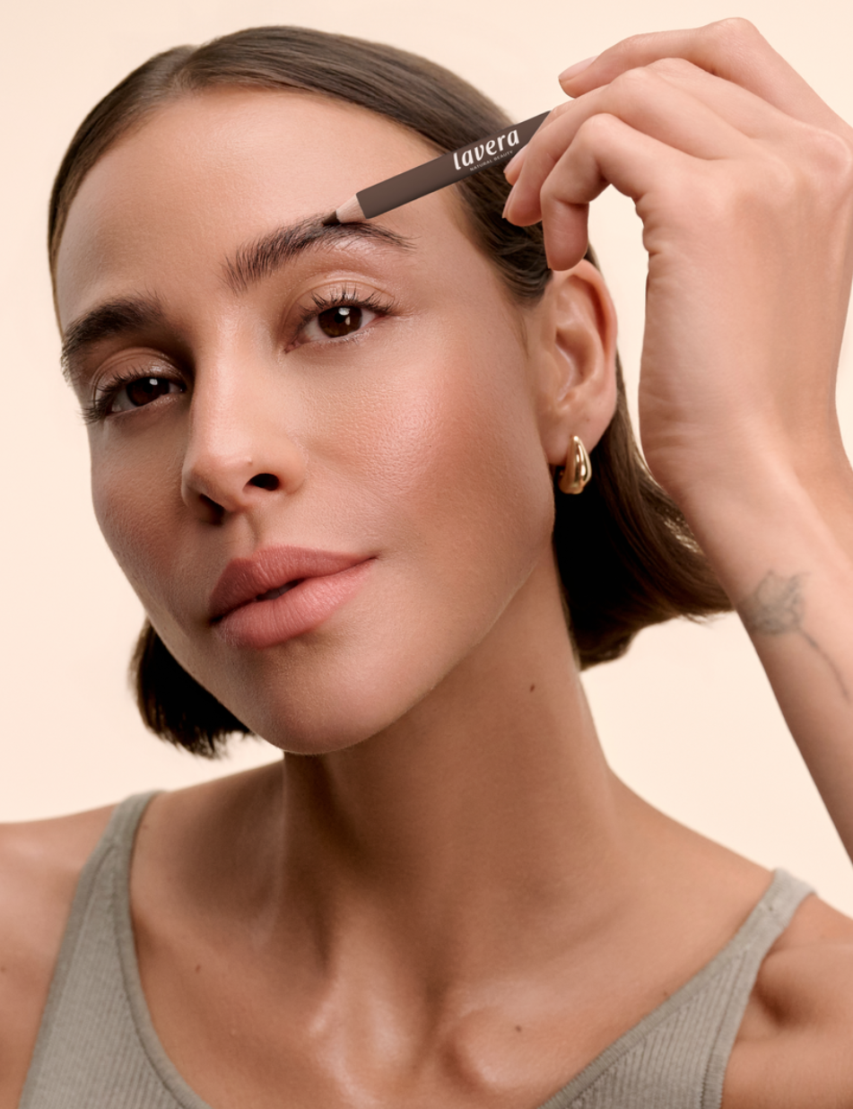 lavera Eyebrow Pencil -Brown 01- durante l'applicazione
