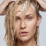 lavera Pflegeshampoo basis sensitive Hydrate & Care in der Anwendung (AI-generated image)