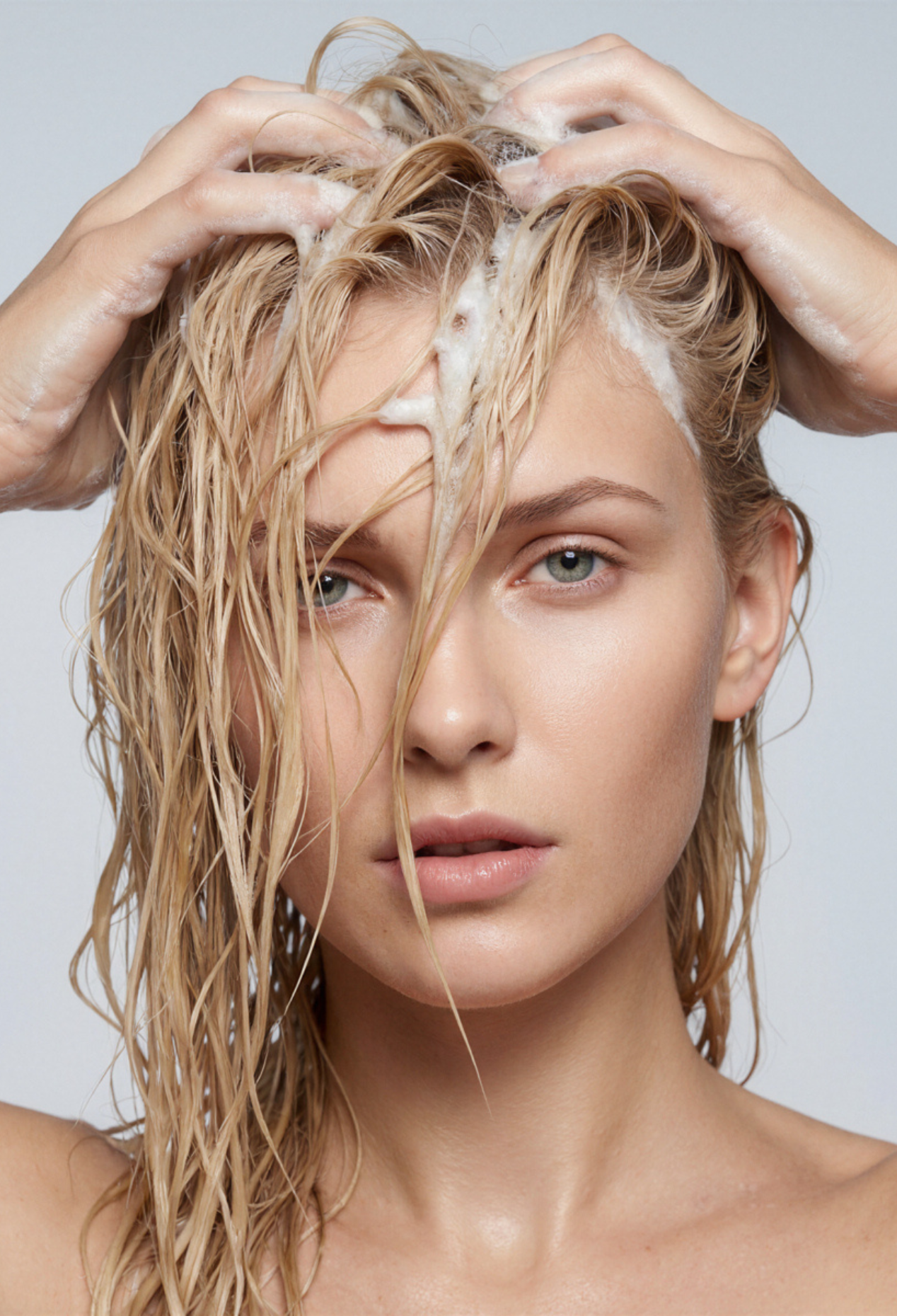 lavera Pflegeshampoo basis sensitive Hydrate & Care in der Anwendung (AI-generated image)
