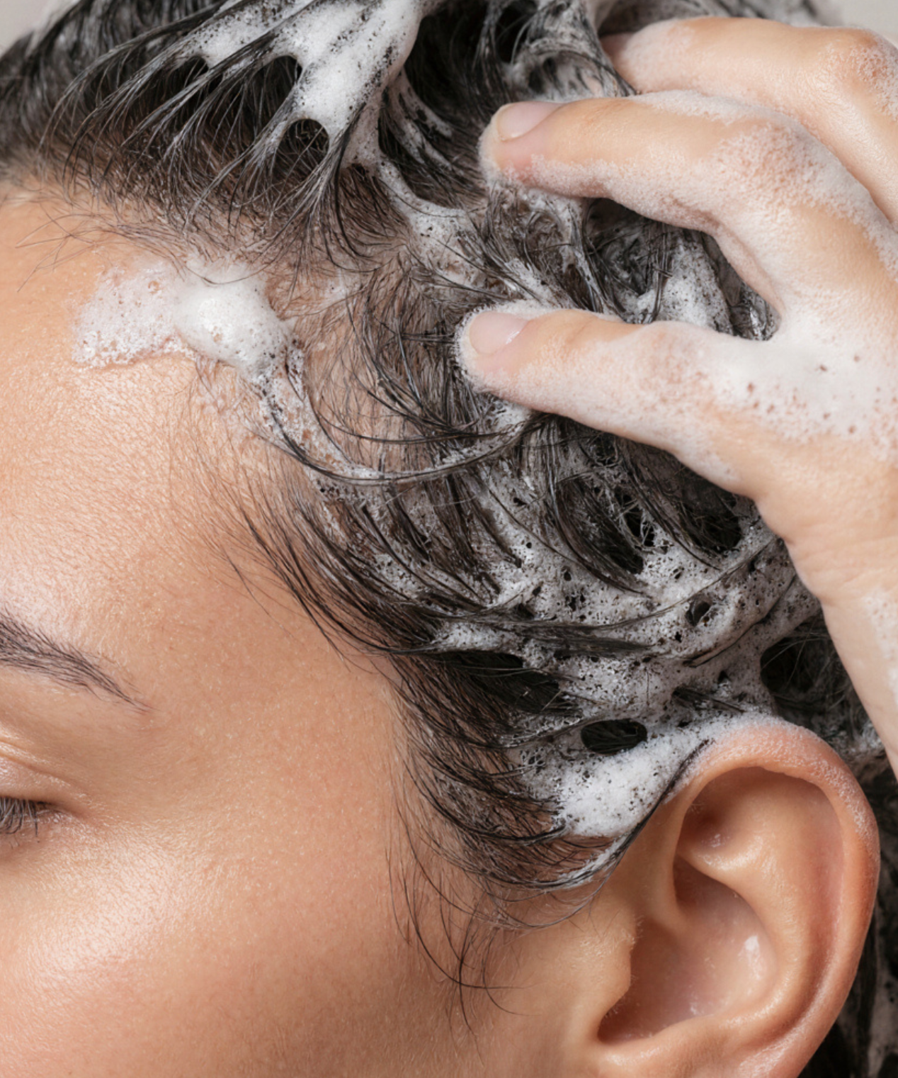 lavera Pflegeshampoo Volume & Lift in der Anwendung (AI-generated image)