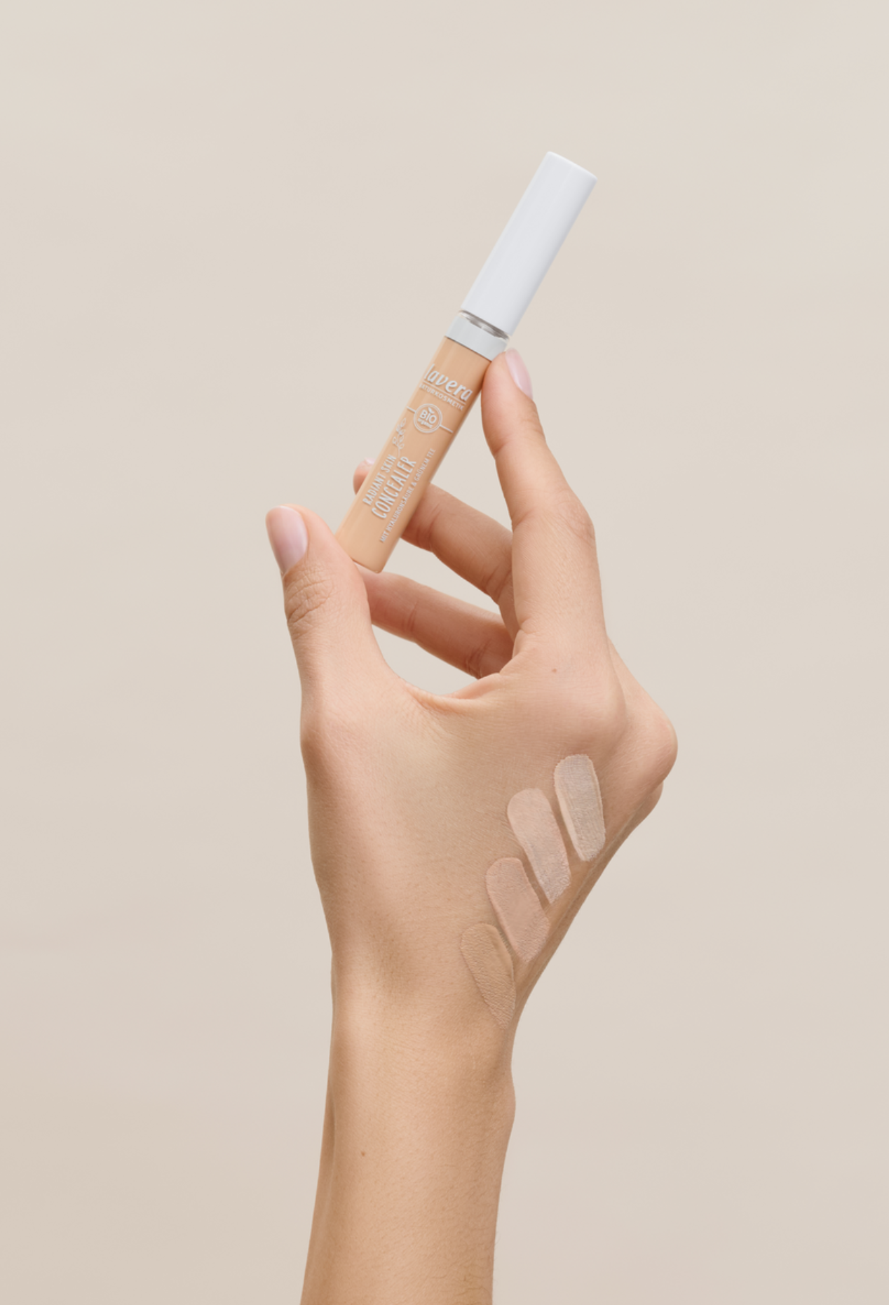 lavera Radiant Skin Concealer -Medium 03- durante l'applicazione