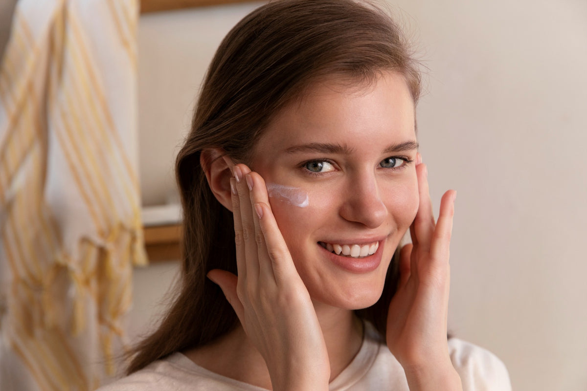 Una donna castana si spalma il fluido anti-UV