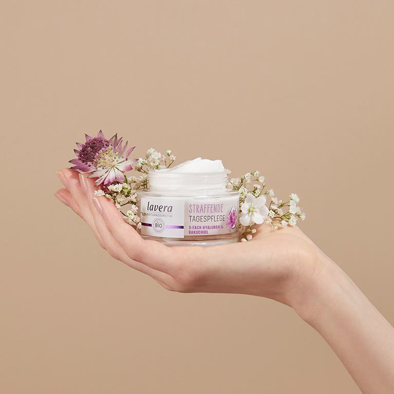 Prodotto anti-età con bakuchiol e decorazione naturale