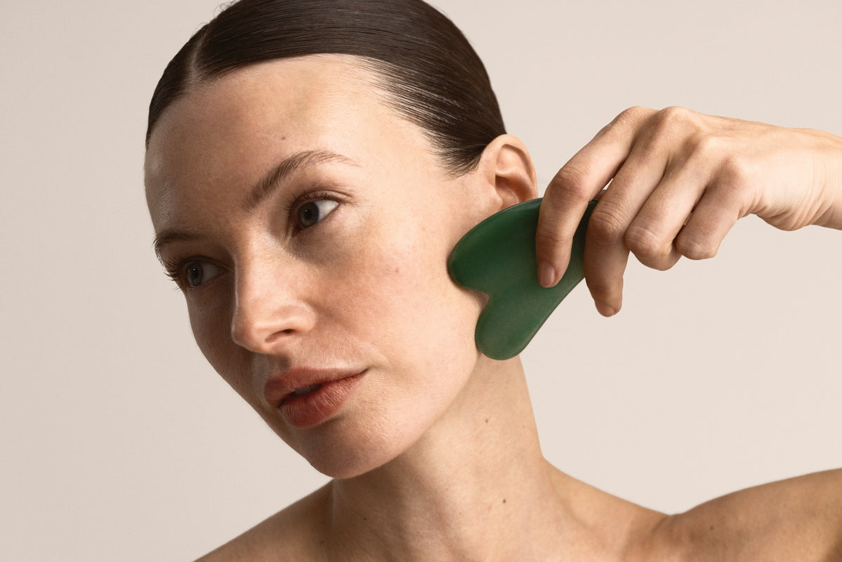 Gua Sha Stein in Anwendung